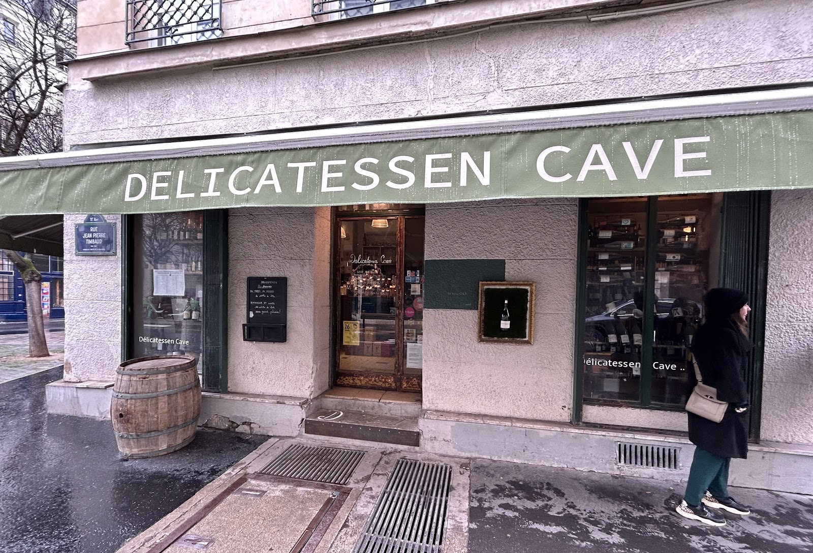 Devanture de Delicatessen Cave et son store vert, rue Amelot à Paris 11e