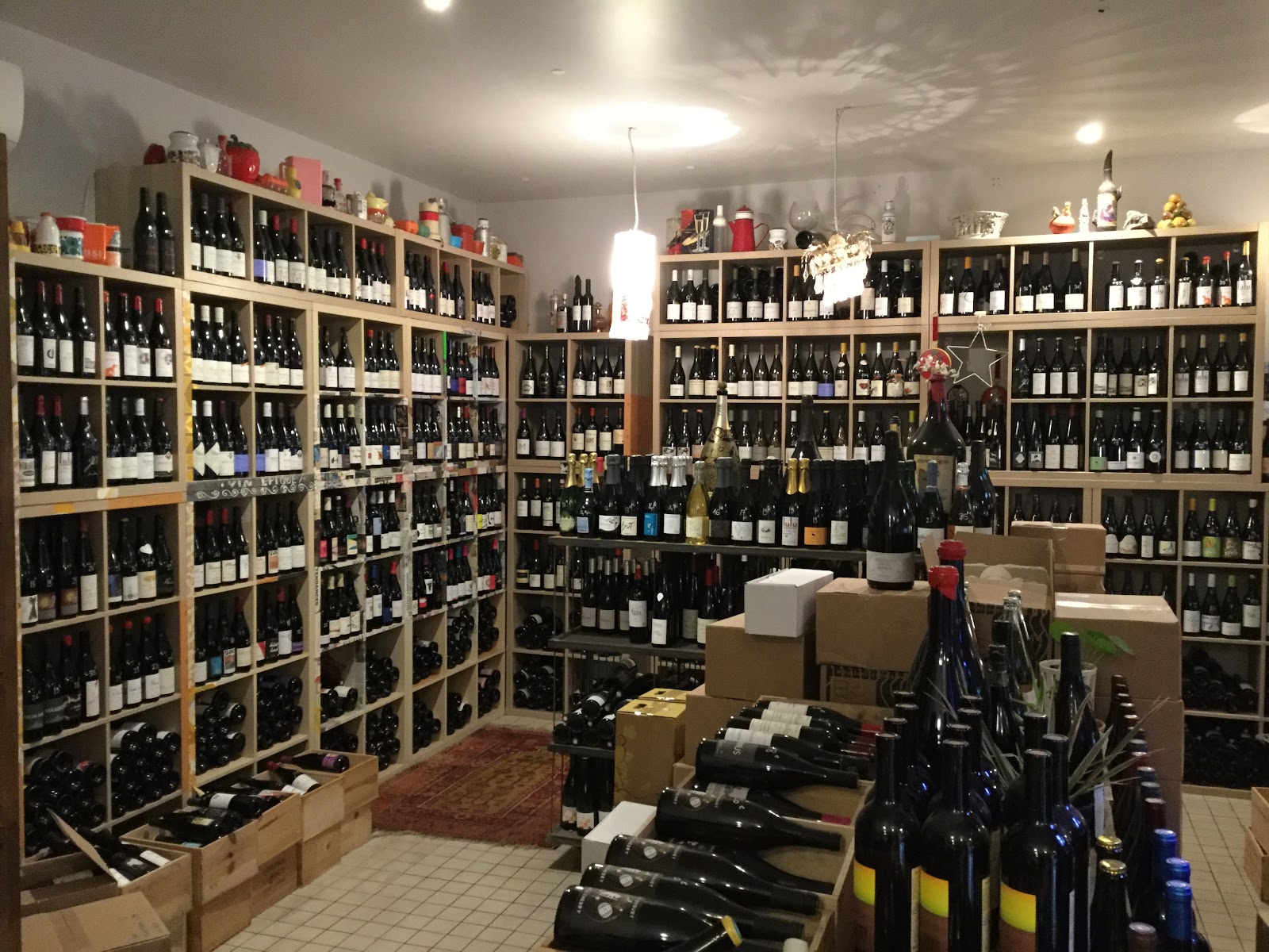 Intérieur de la cave et ses casiers en bois remplis de bouteilles