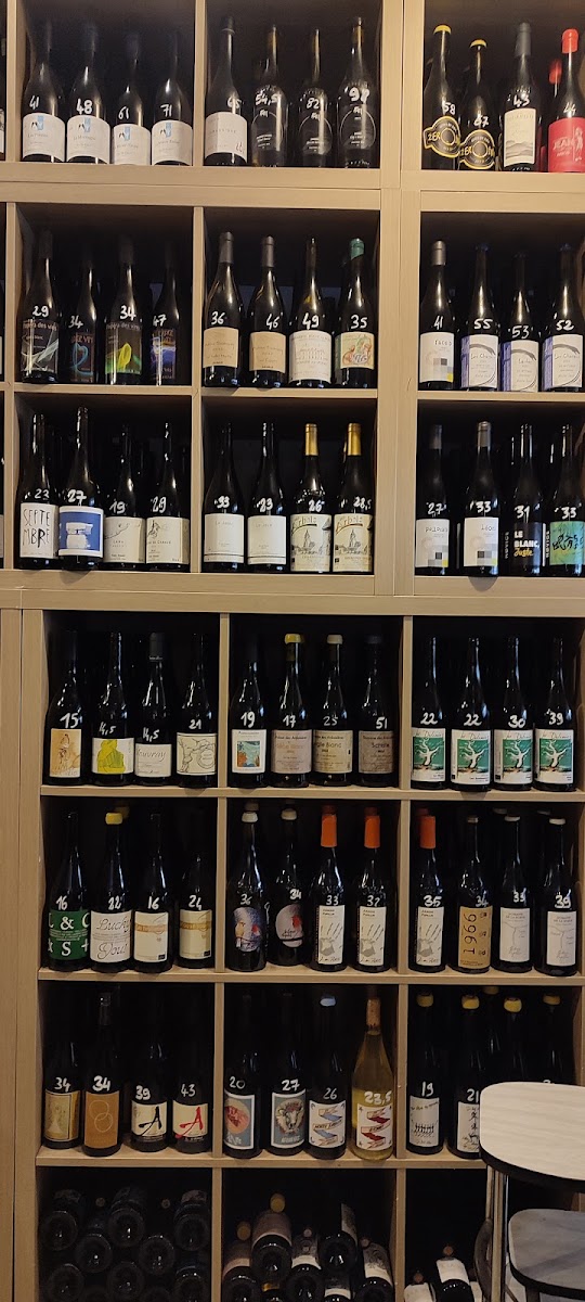 Étagères de vins naturels du sol au plafond