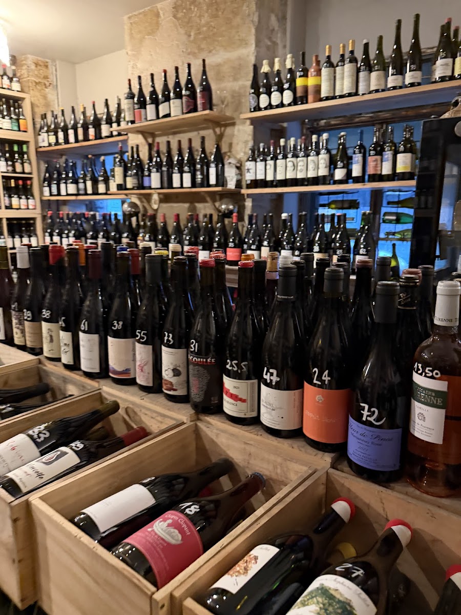 Bouteilles présentées en caisses de bois sur le comptoir