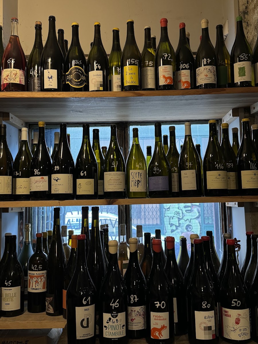 Rayonnage de cuvées de vins naturels d'artisans vignerons